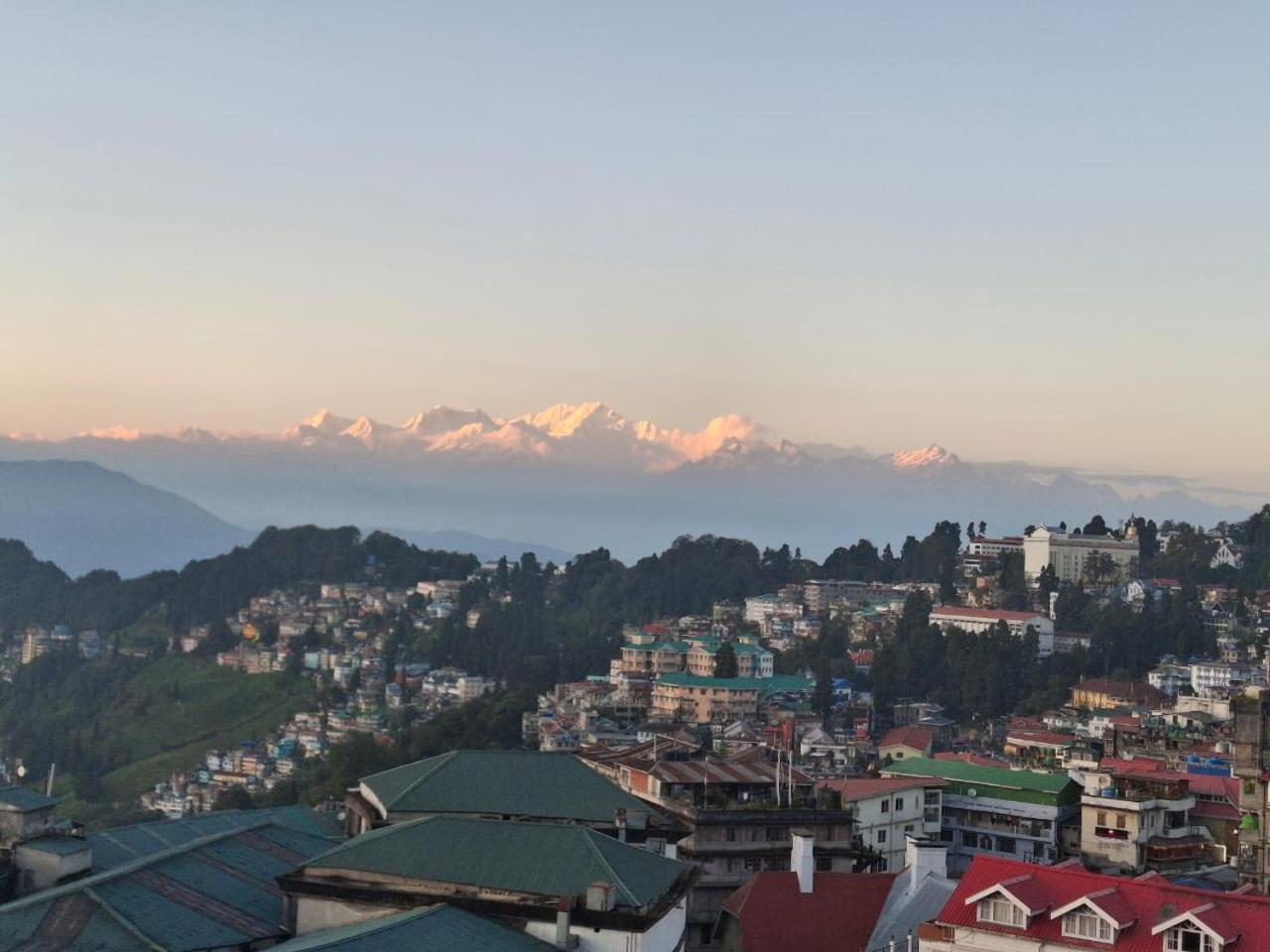 Monratino Himadrie -2 Mins Walk From Mall Road - All Rooms Have Kanchenjunga Mountain View Dardżyling Zewnętrze zdjęcie